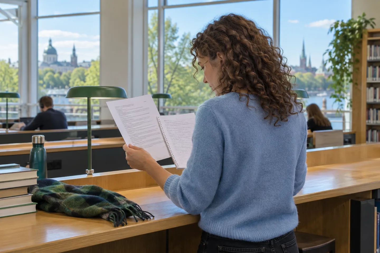 Una europea compara un guion impreso con un cuaderno en una sala de lectura luminosa