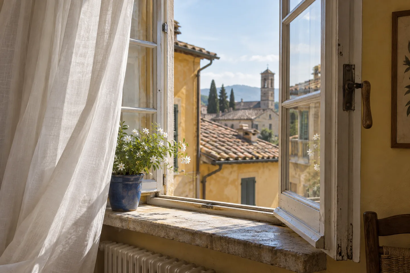 Una ventana de madera abierta con cortina clara y una maceta azul, sin nadie tocando el marco